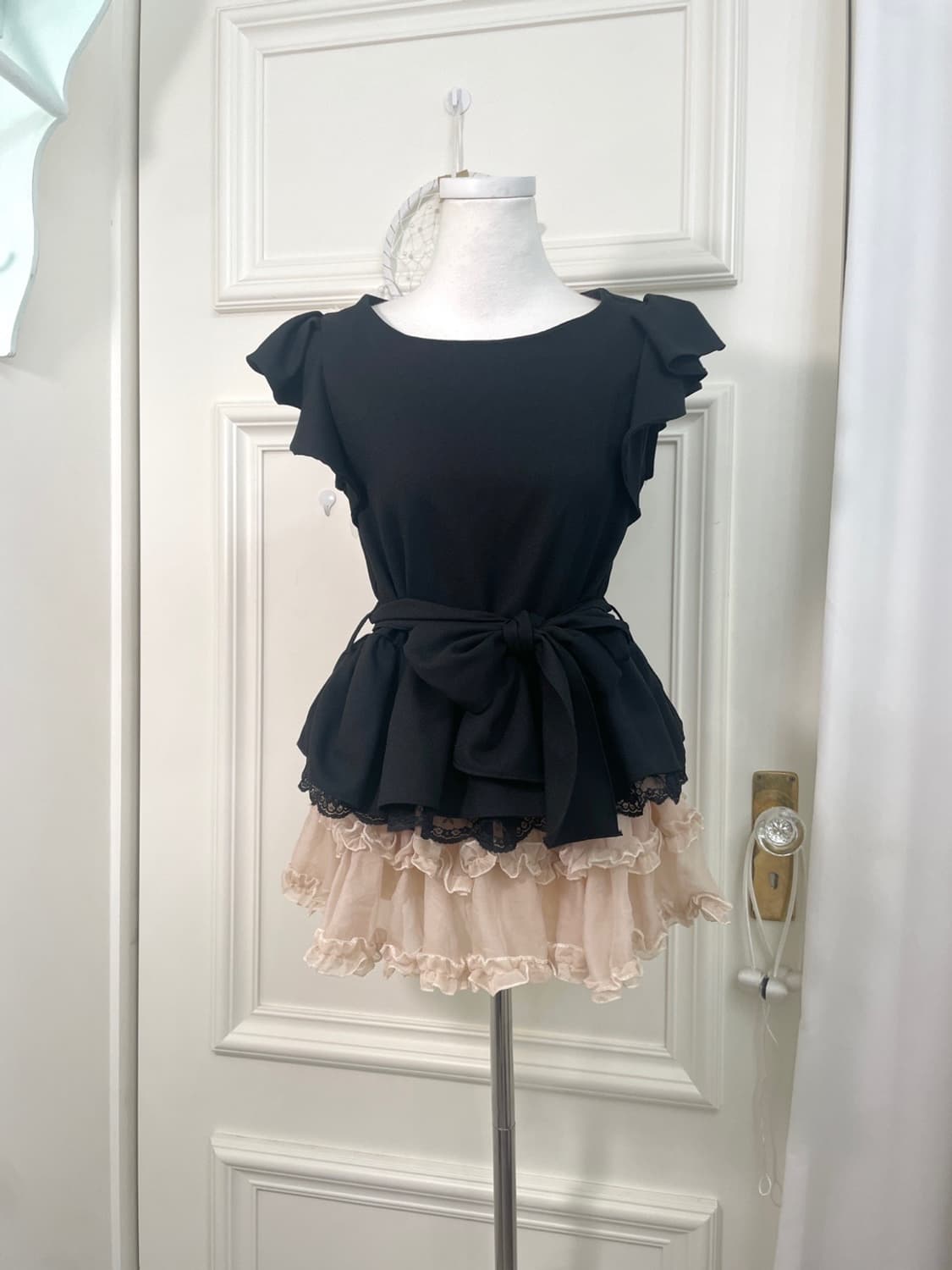 black ruffle lace trim belt blouse 상품이미지1