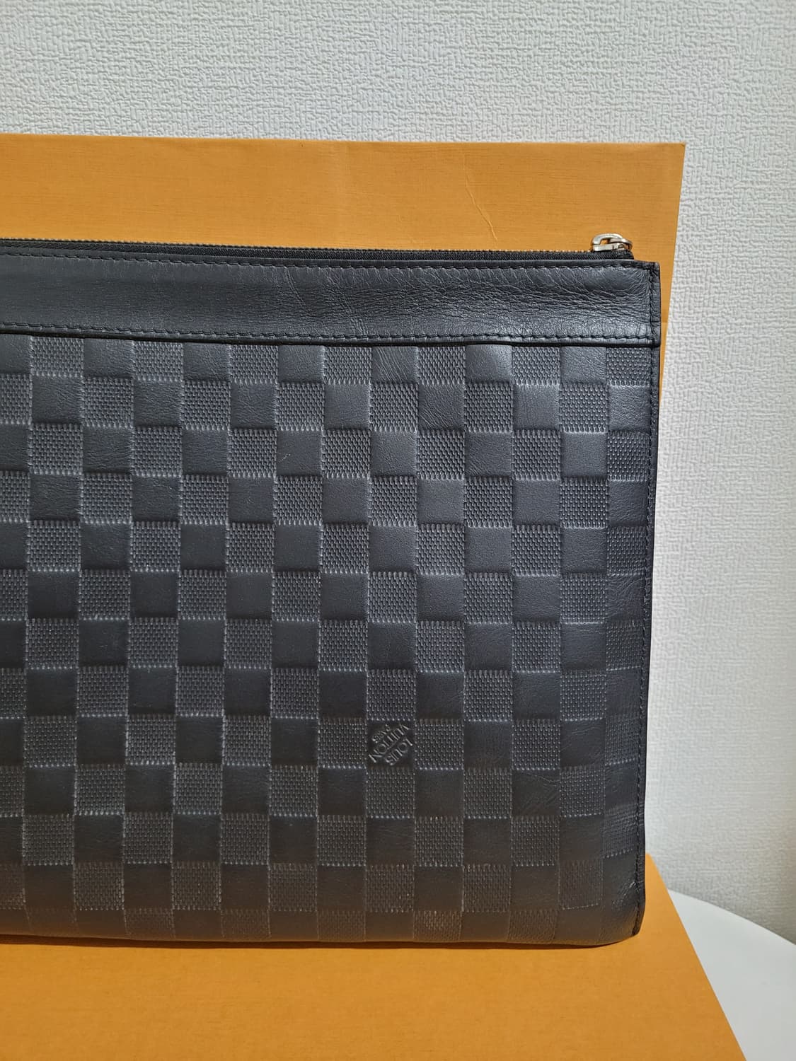 루이비통 포쉐트 다미에 인피니 디스커버리 클러치 상품이미지4