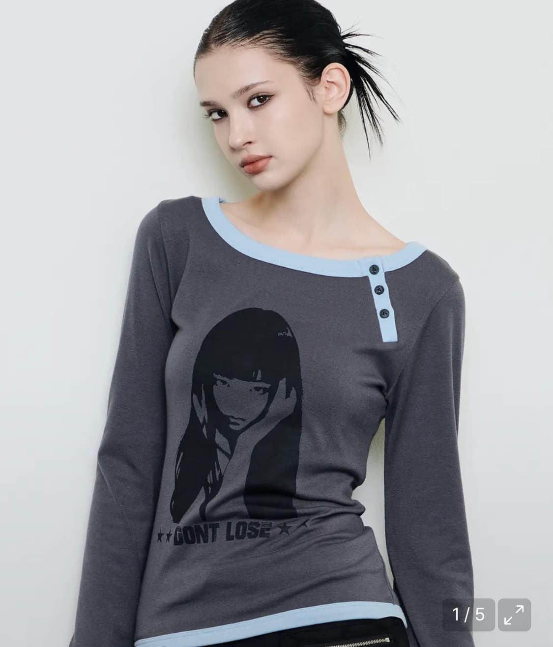 러브이즈트루 EV 버튼 롱슬리브 티 차콜 상품이미지1