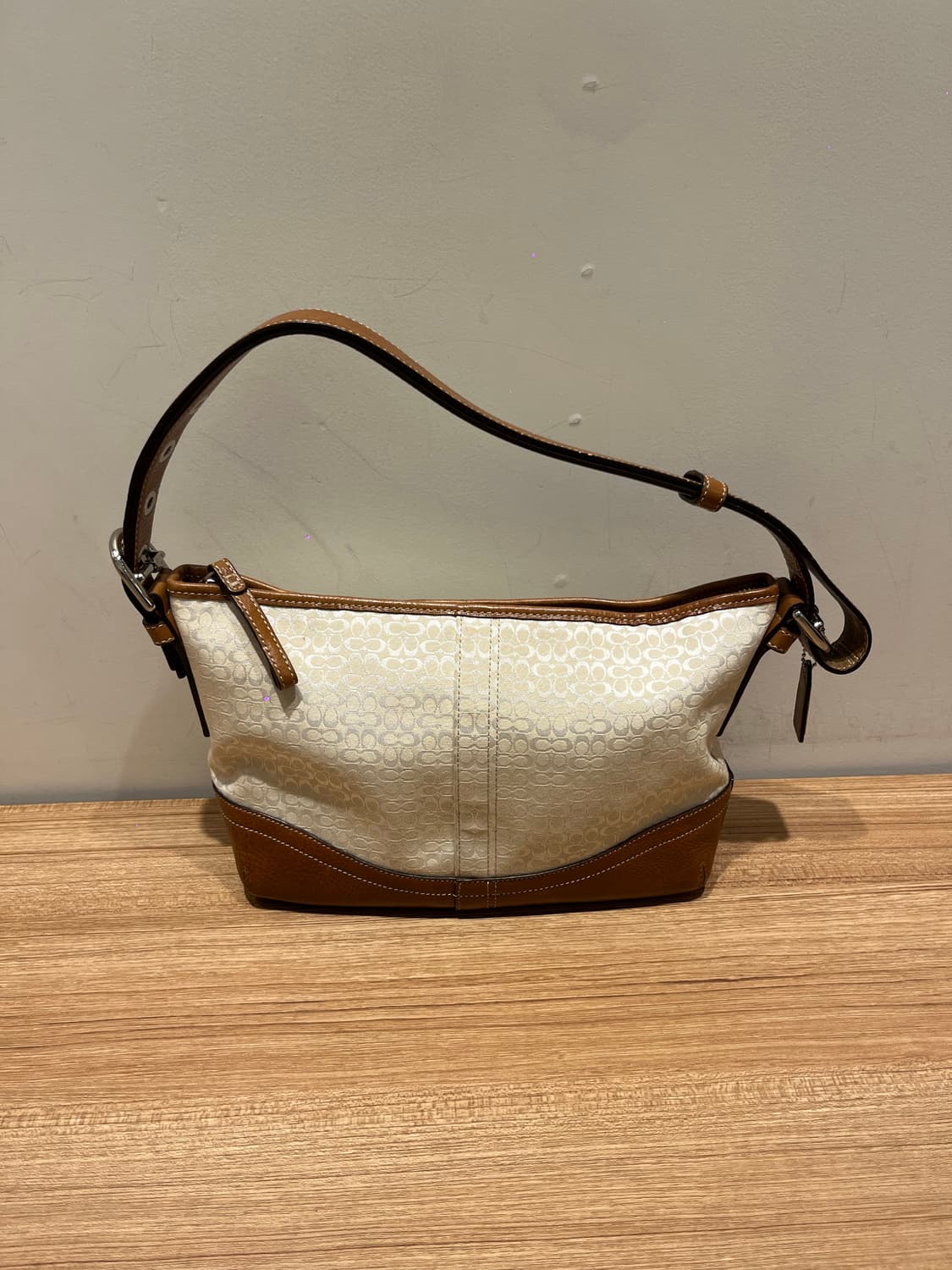 Coach Cream Shoulder Bag 상품이미지4