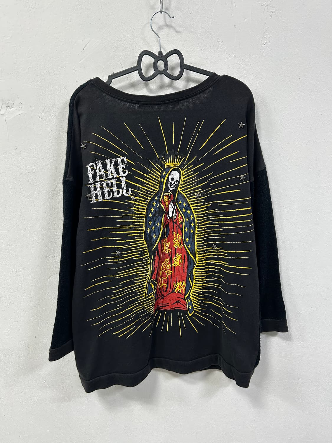 [GLAD NEWS] 글래드 뉴스 스컬 스터드 원숄더 롱슬리브 상품이미지4