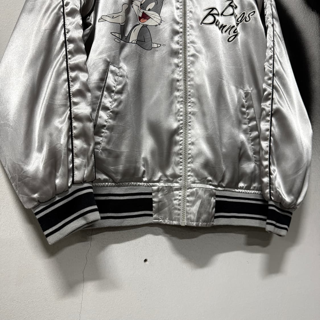 벅스 버니 Bugs Bunny 올드스쿨 빅 프린팅 사틴 실버 바시티 자켓 상품이미지4