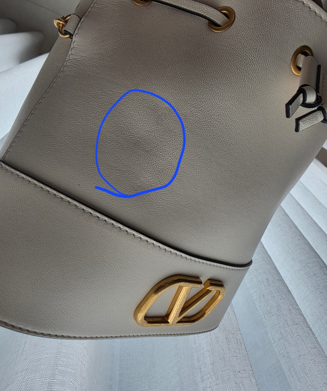 발렌티노 V로고 미니 버킷백 아이보리 풀구성 (무신사 부티크 구매) 상품이미지9