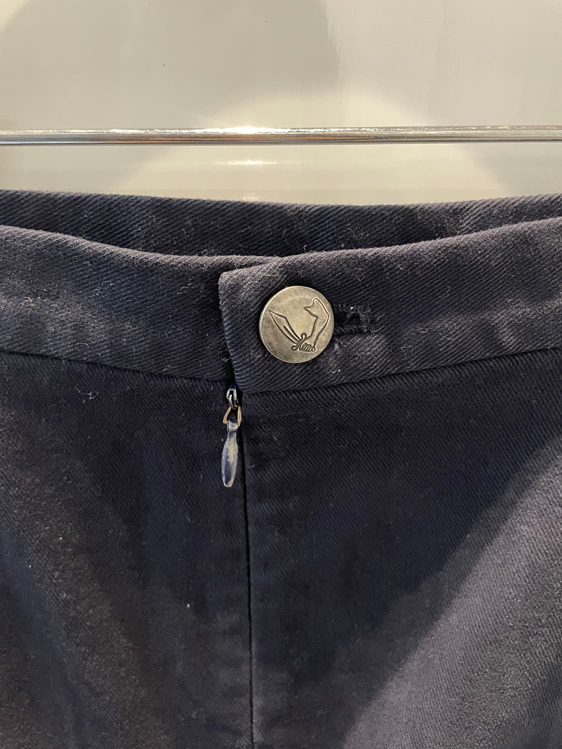 비비안웨스트우드 미디 스커트 밑단 플레어 실루엣 버튼 디테일 딥 네이비 상품이미지3