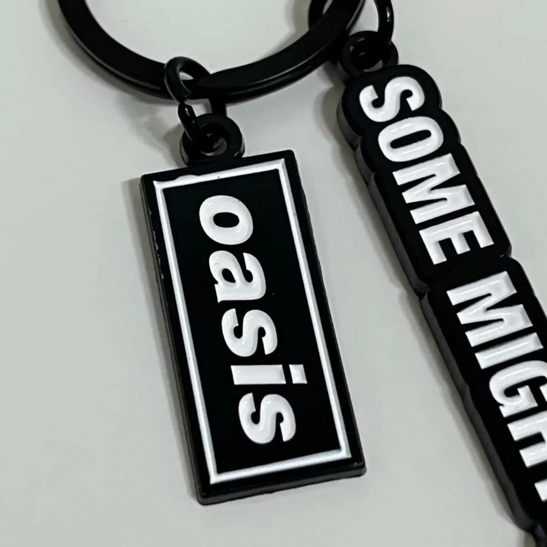 오아시스 팬스토어 팝업 Some Might Say 키링 상품이미지2