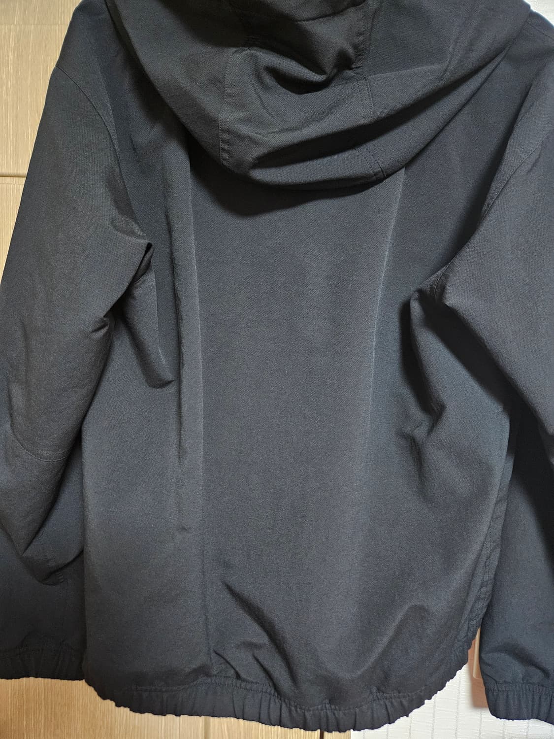 띠어리 뉴린 바람막이 셋업 판매합니다. 상품이미지2