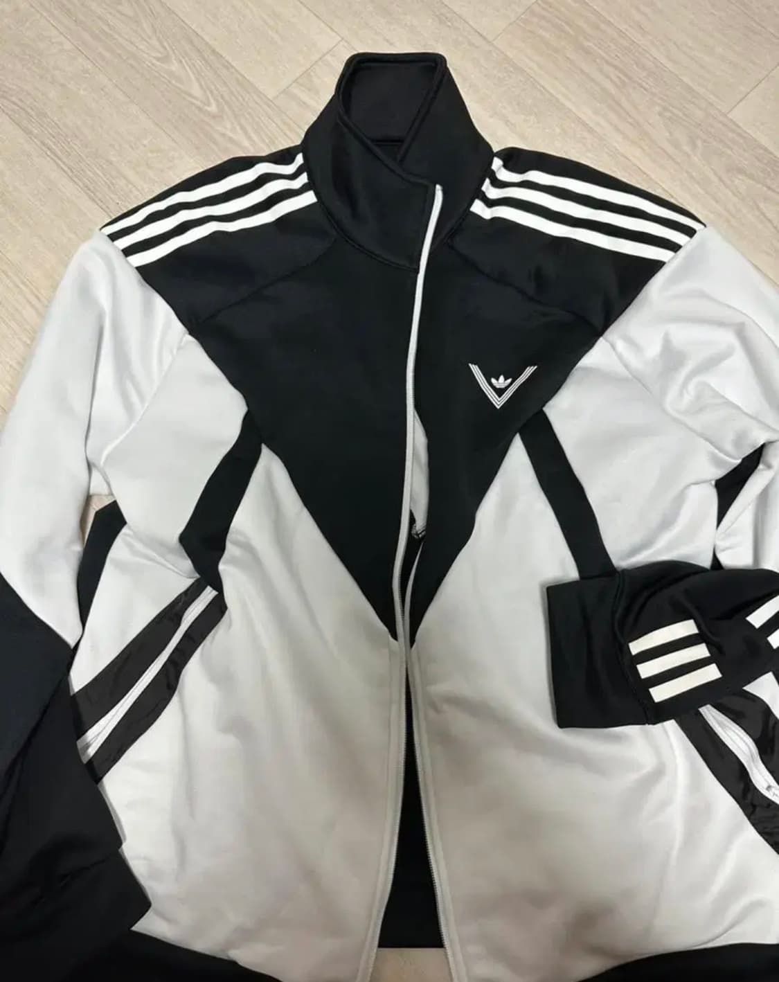 화이트 미운티어링 x 아디다스 트랙자켓 110 상품이미지1