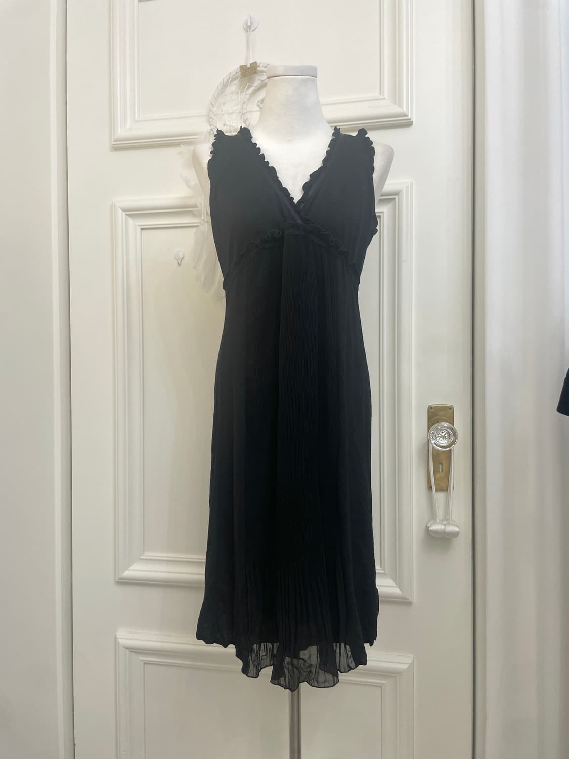black cotton pleats point v-neck opc 상품이미지1