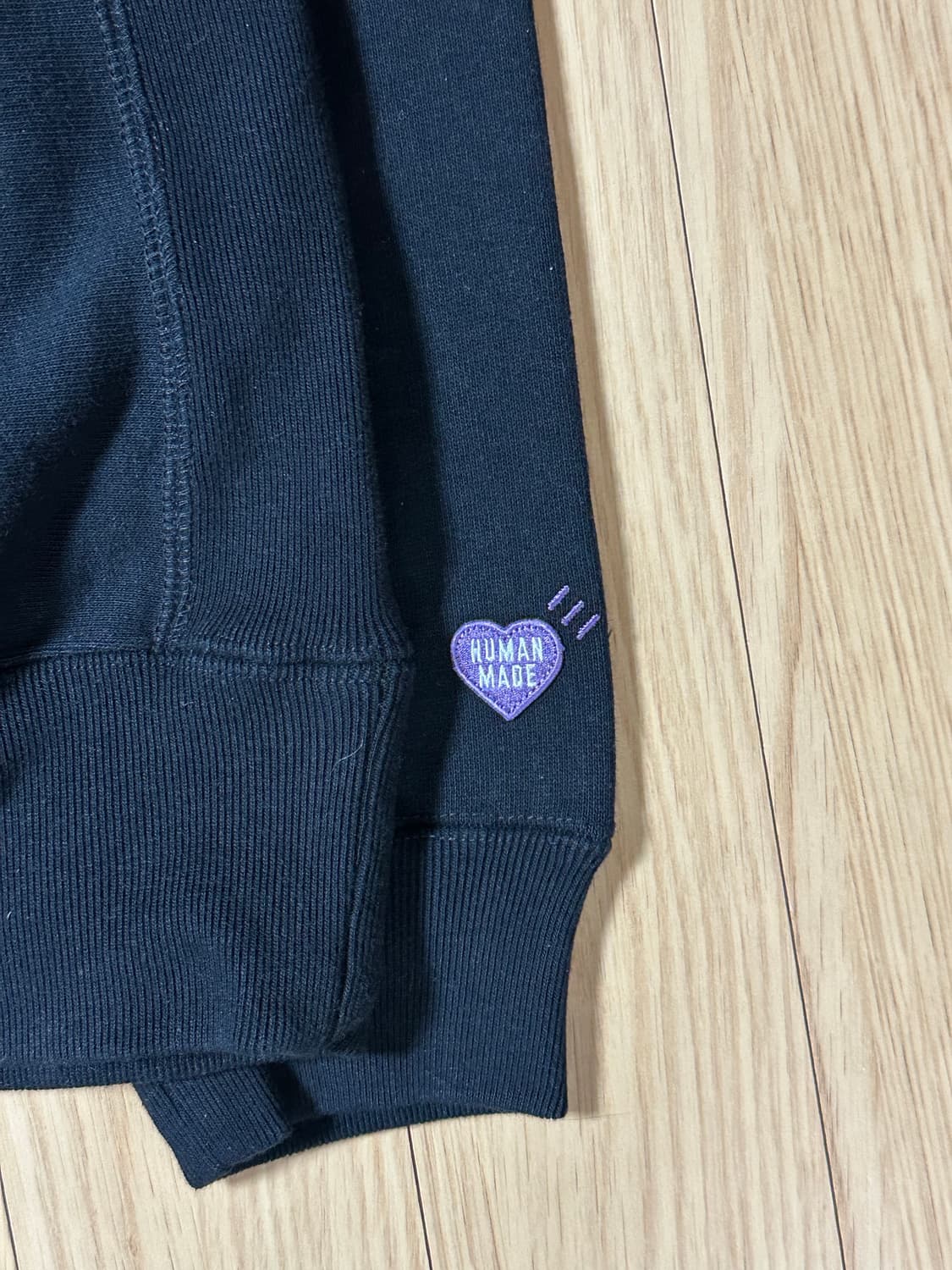 휴먼 메이드 하트 스웨트셔츠 블랙 - 압구정 스토어 한정 상품이미지2