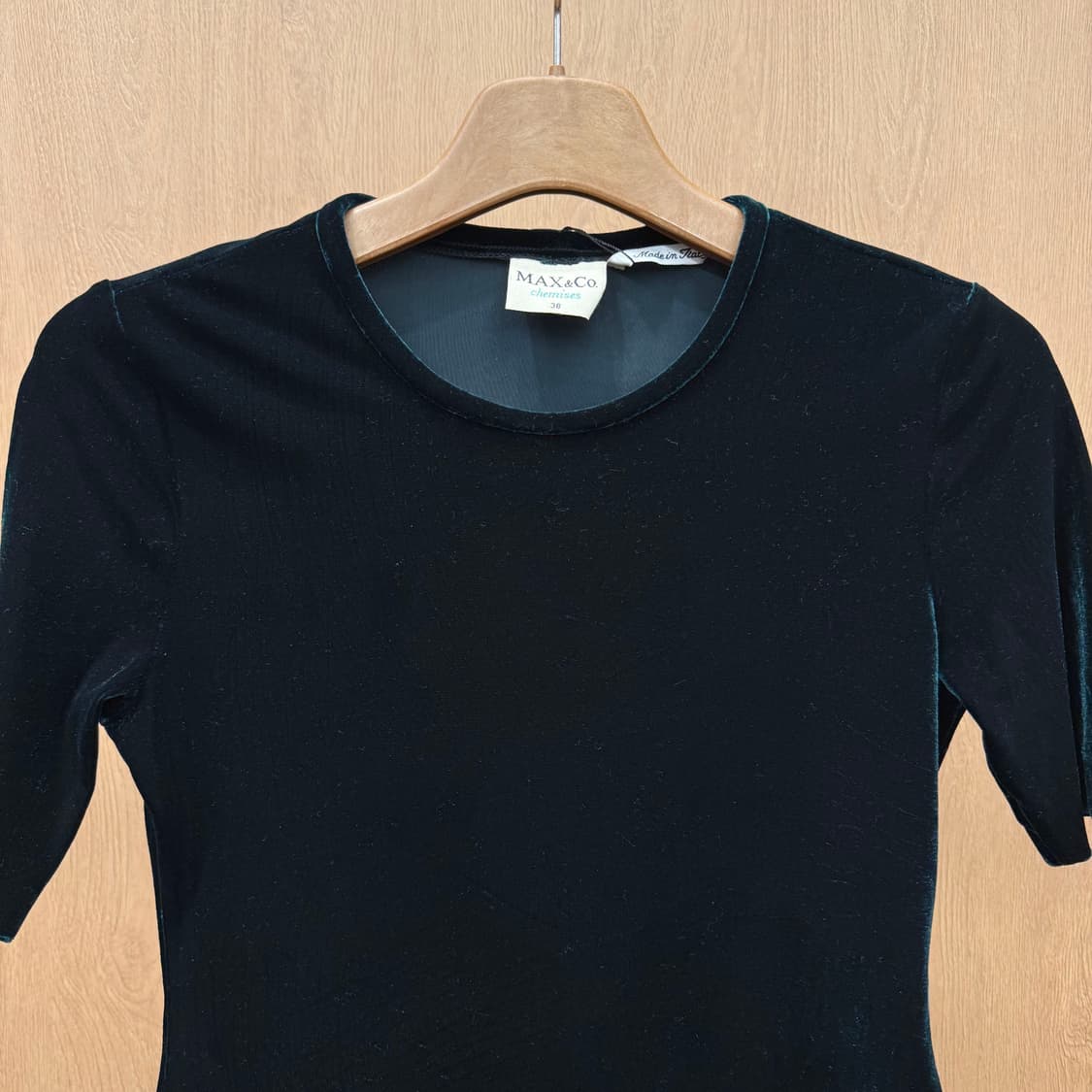 막스앤코 반팔 티셔츠 라운드넥 벨벳 디테일 슬림핏 딥그린 상품이미지4