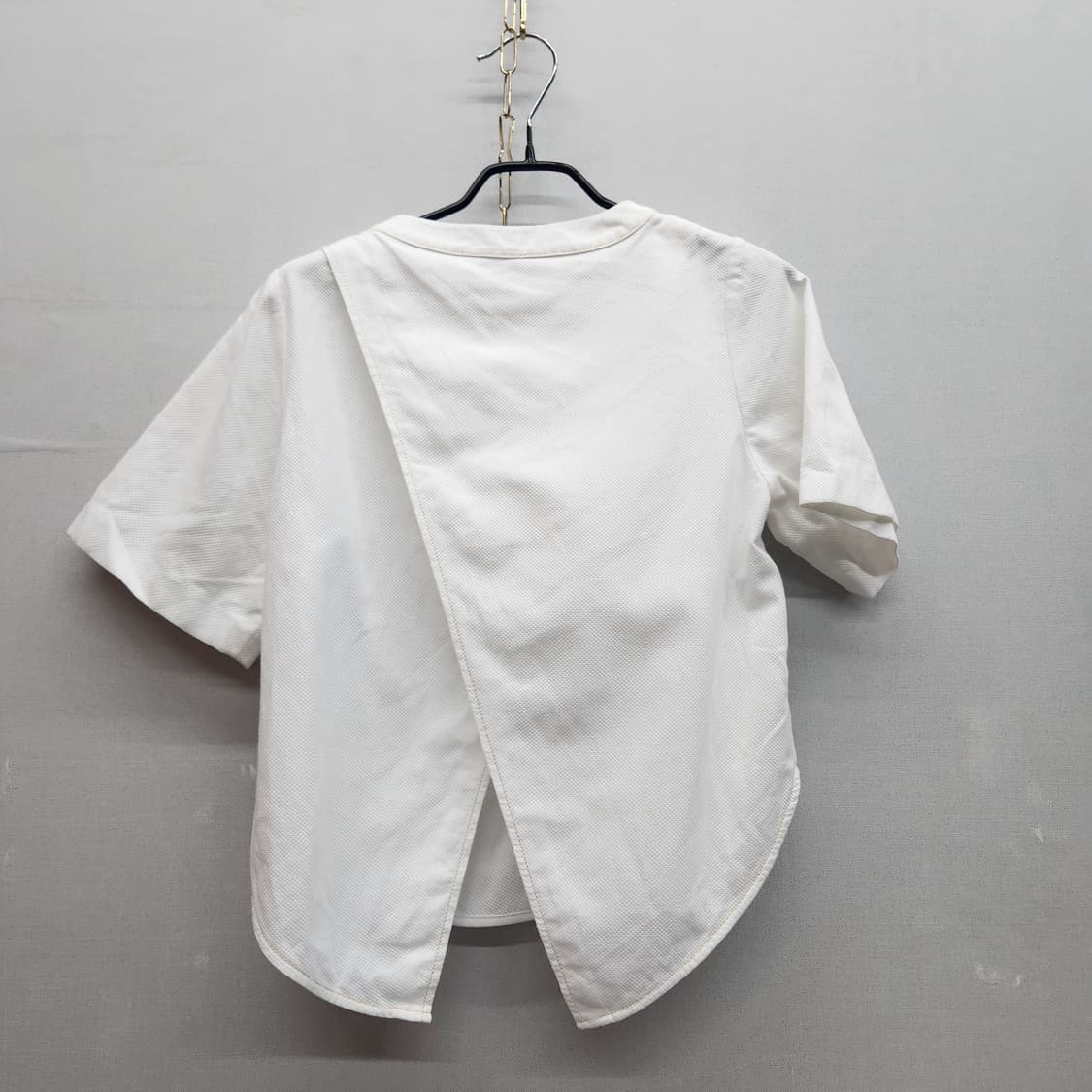 럭키슈에뜨 숄 금장버튼 코튼 뒷트임 숏 블라우스 36(S) 상품이미지4