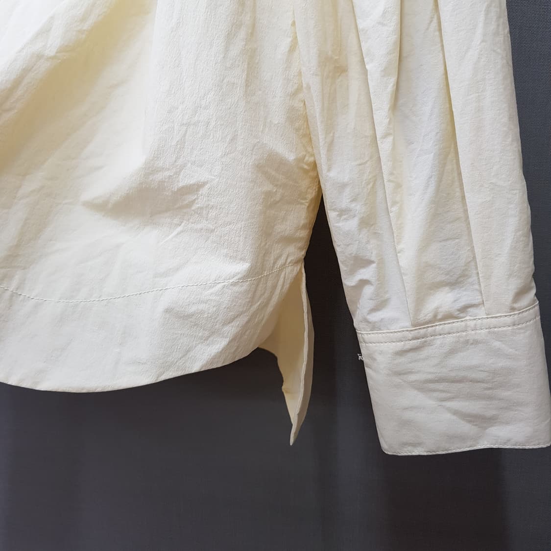 구호플러스 라운드넥 버튼 포인트 블라우스 M사이즈 상품이미지4