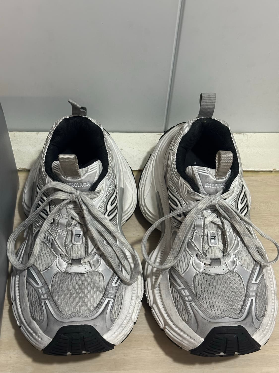 43 발렌시아가 10xl 화이트 팝니다 상품이미지1