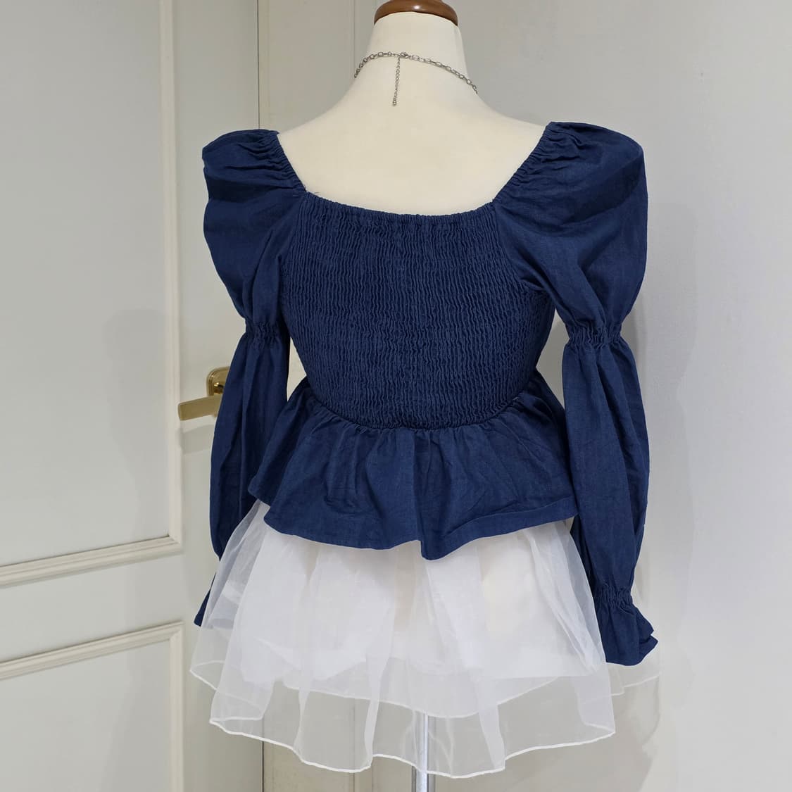 이프유마인)데님 오프숄더 벌룬퍼프스모크 캉캉 블라우스 상품이미지4