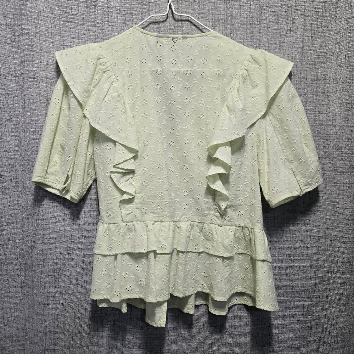 게스 펀칭 블라우스 프릴 반팔  상품이미지2