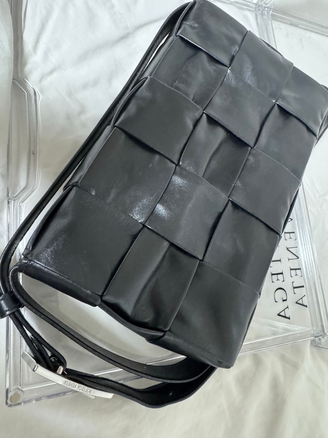 보테가 베네타 카세트백 유광레더 블랙 상품이미지4