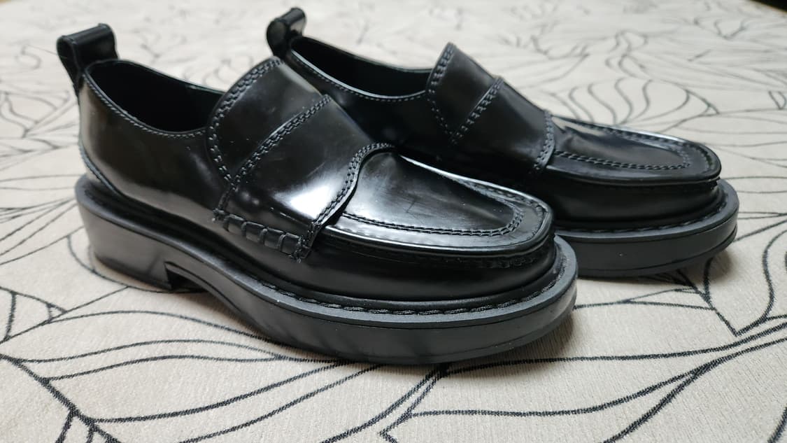 우영미 22시즌 블랙 로퍼 40사이즈 255~260 상품이미지1