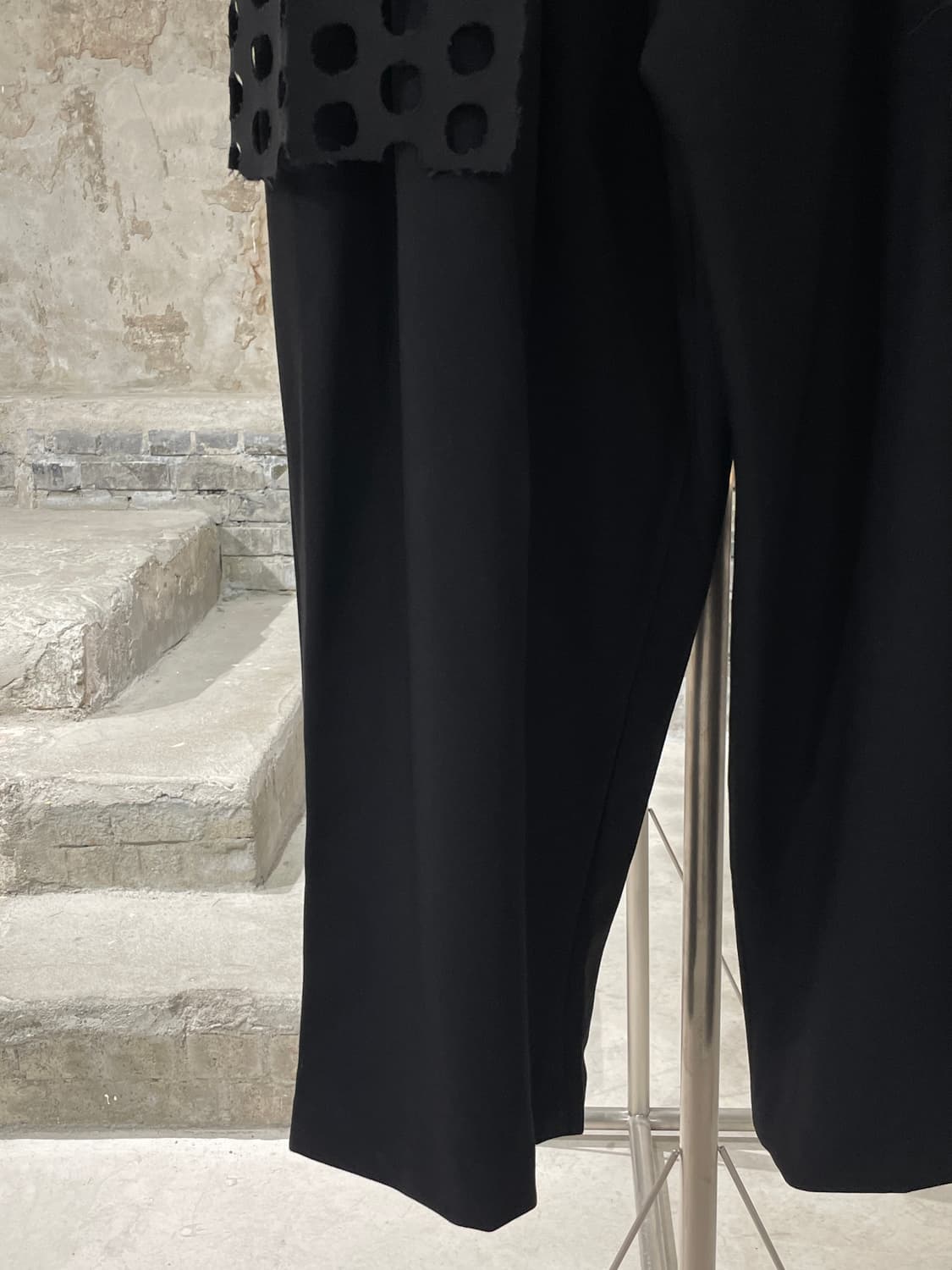 design by 영민 블랙 펀칭 컷 아웃 래핑 와이드 슬랙스 상품이미지4