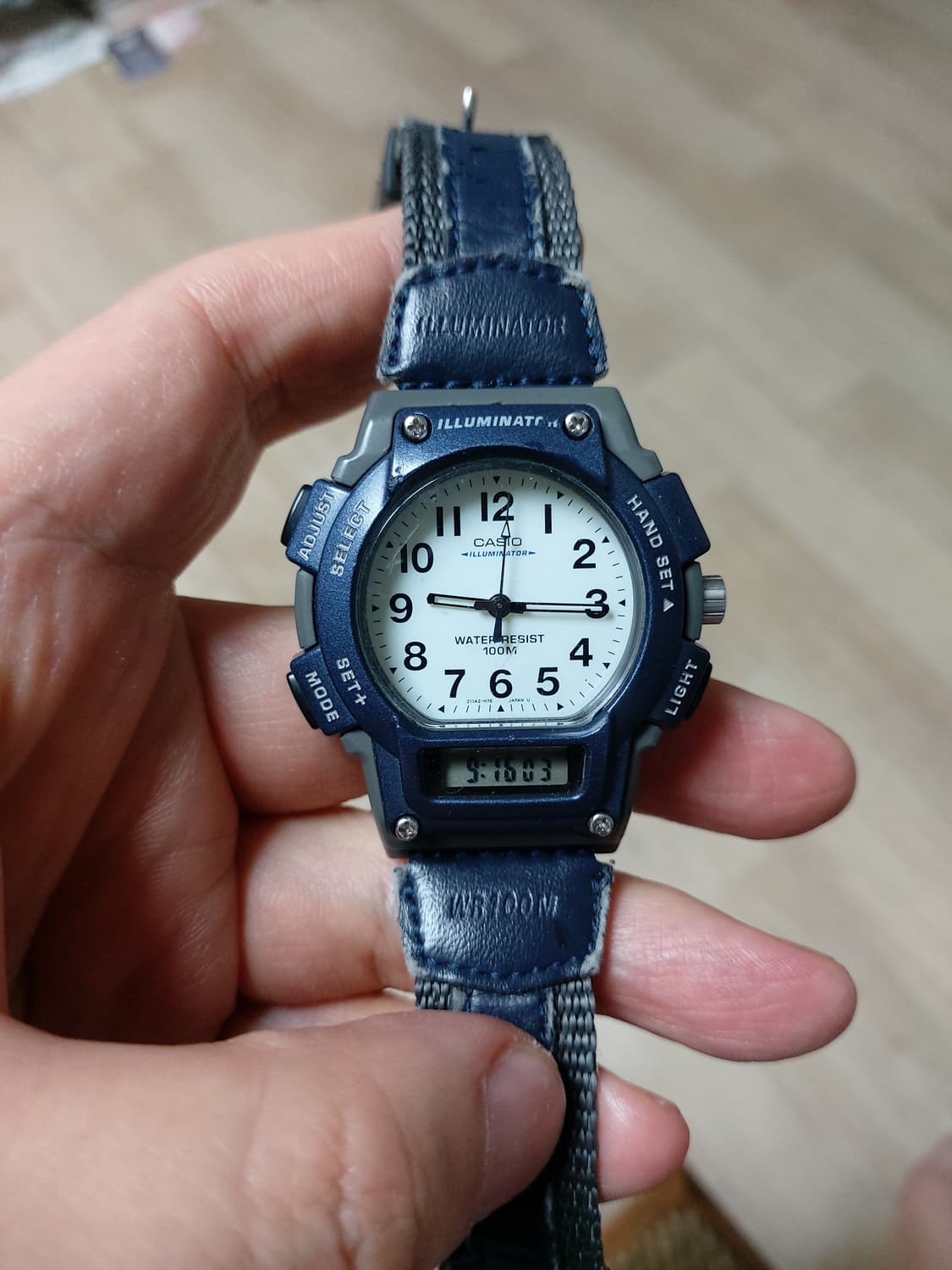 네이비 색상의 카시오 전자시계 상품이미지1