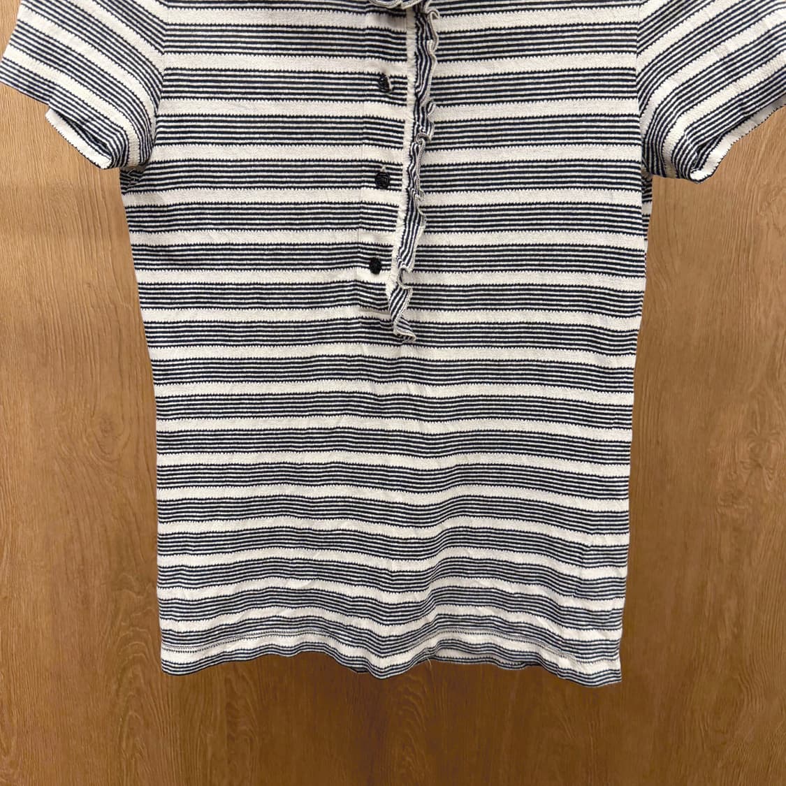 토리버치 블라우스 반팔 스트라이프 패턴 프릴 넥 하프 버튼 디테일 네이비 상품이미지5