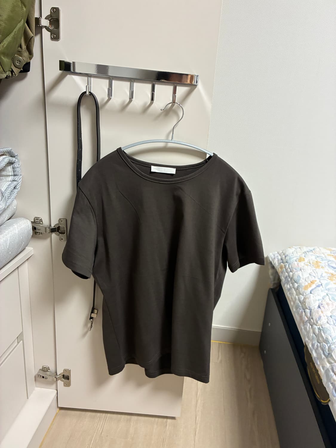 les pin t-shirt (charcoal brown) 상품이미지1