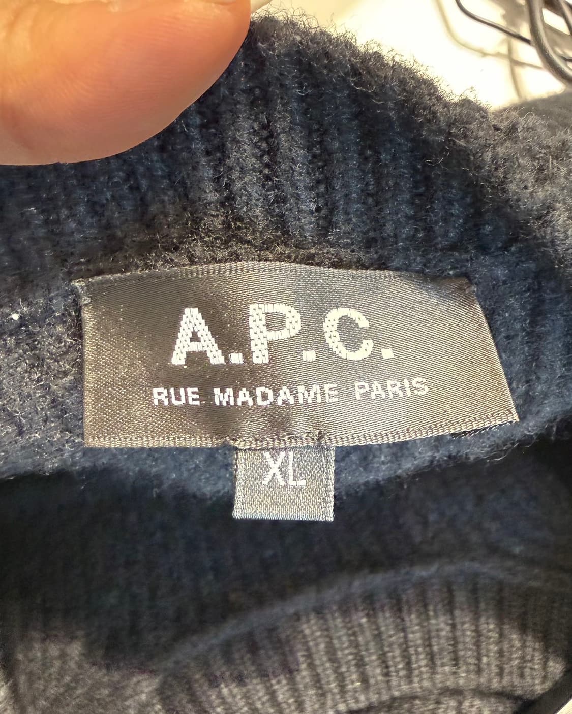 아페쎄 블랙 로고 디테일 크루넥 니트  상품이미지7