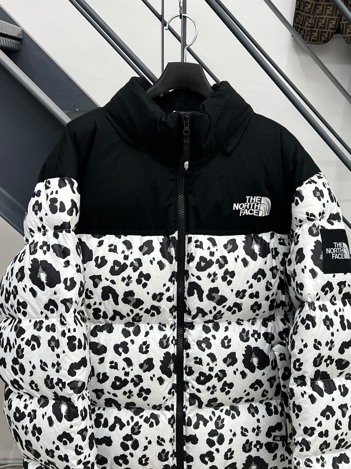 노스페이스 화이트라벨 레오파드 눕시 패딩 상품이미지2