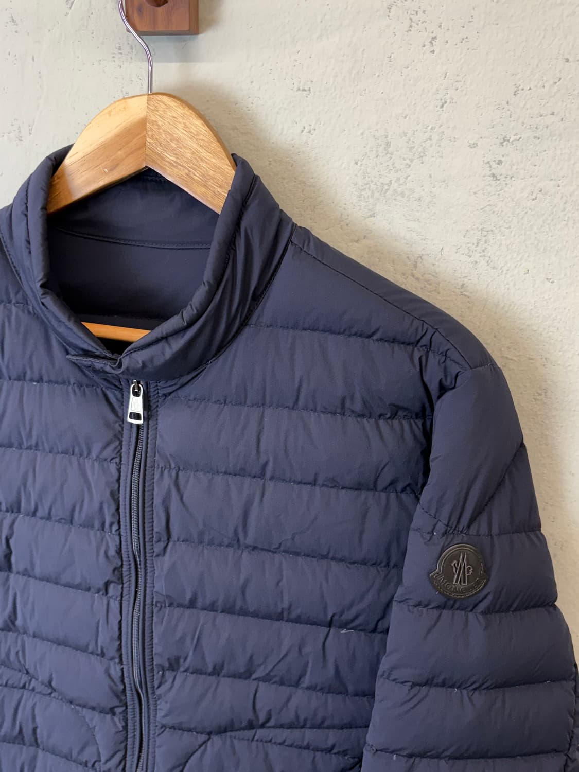 몽클레어 아코루스 구스다운 경량패딩 네이비 상품이미지4