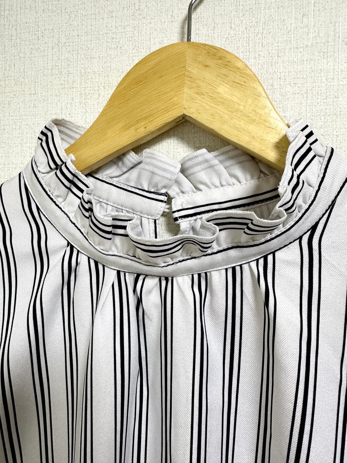 프릴 스트라이프 블라우스 상품이미지2