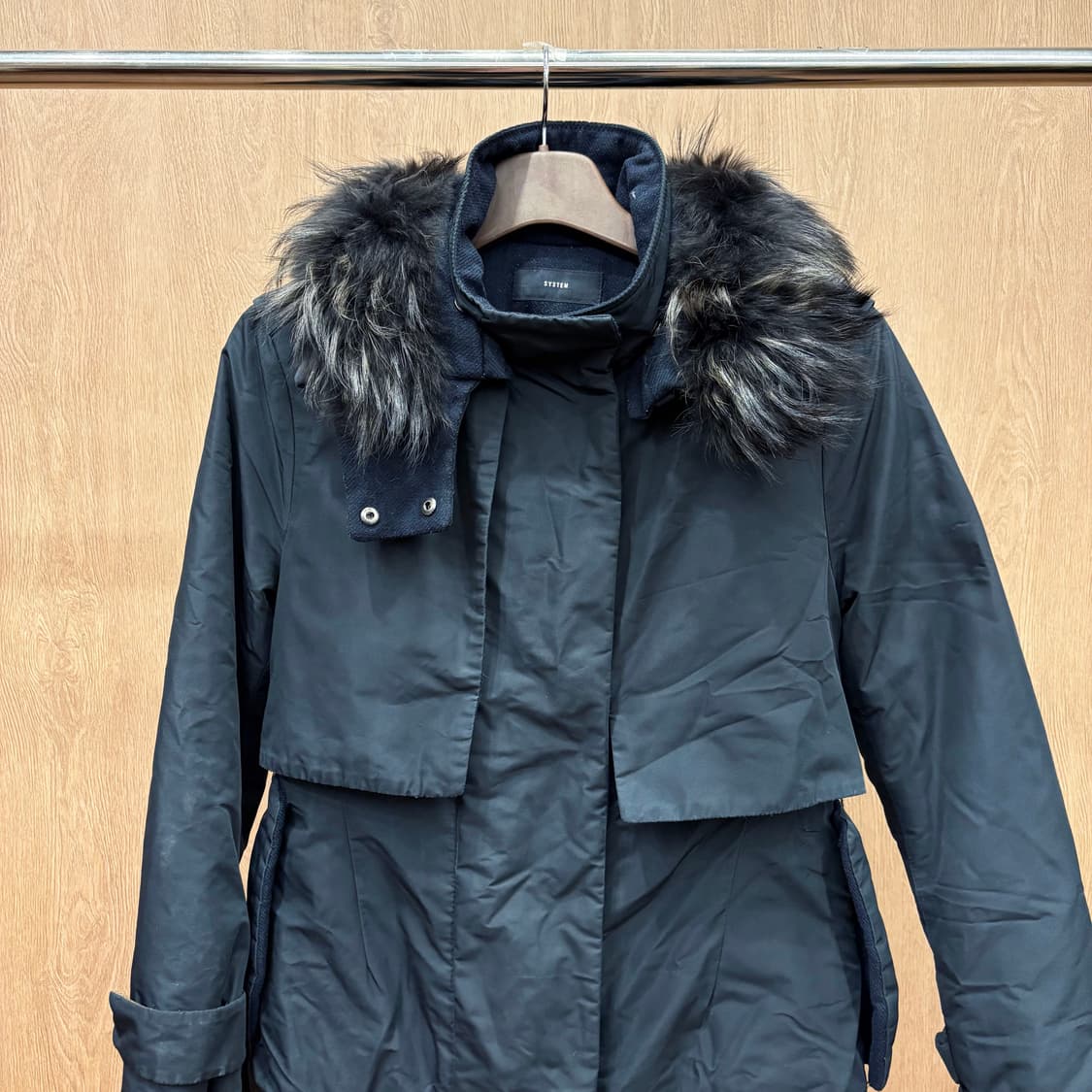 시스템 하이넥 패딩 코트 퍼 후드 허리 내장 스트링 헴라인 디테일 블랙 상품이미지4