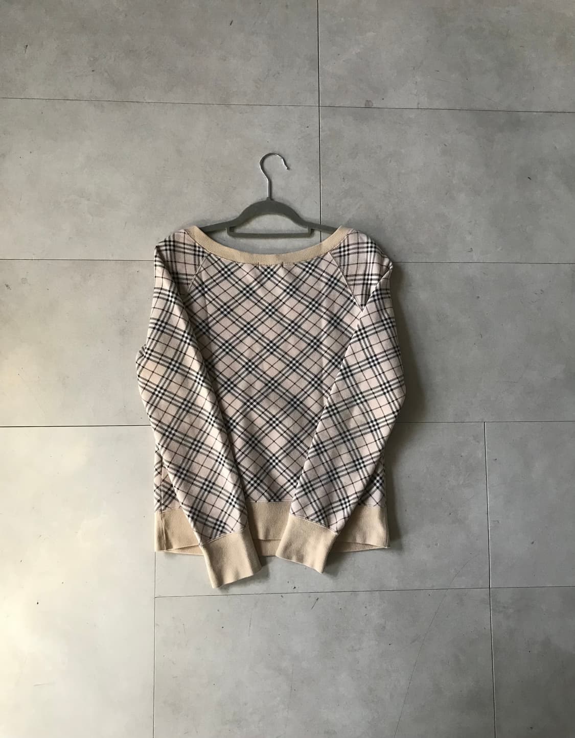 버버리 노바체크 오프숄더 맨투맨 상품이미지7