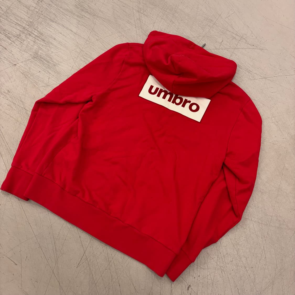 엄브로 빅로고 레드 후드집업 상품이미지3
