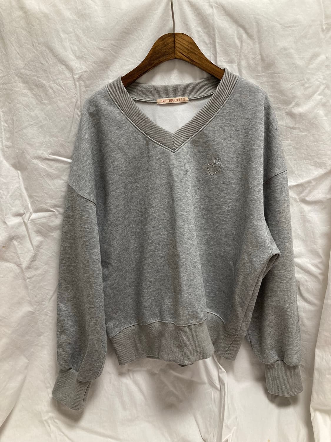 비터셀즈 에센셜 브이넥 스웻셔츠 상품이미지3