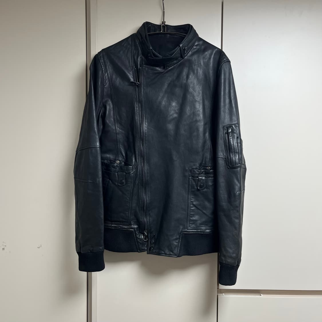 코데즈컴바인 비대칭 하이넥 램스킨자켓 상품이미지1