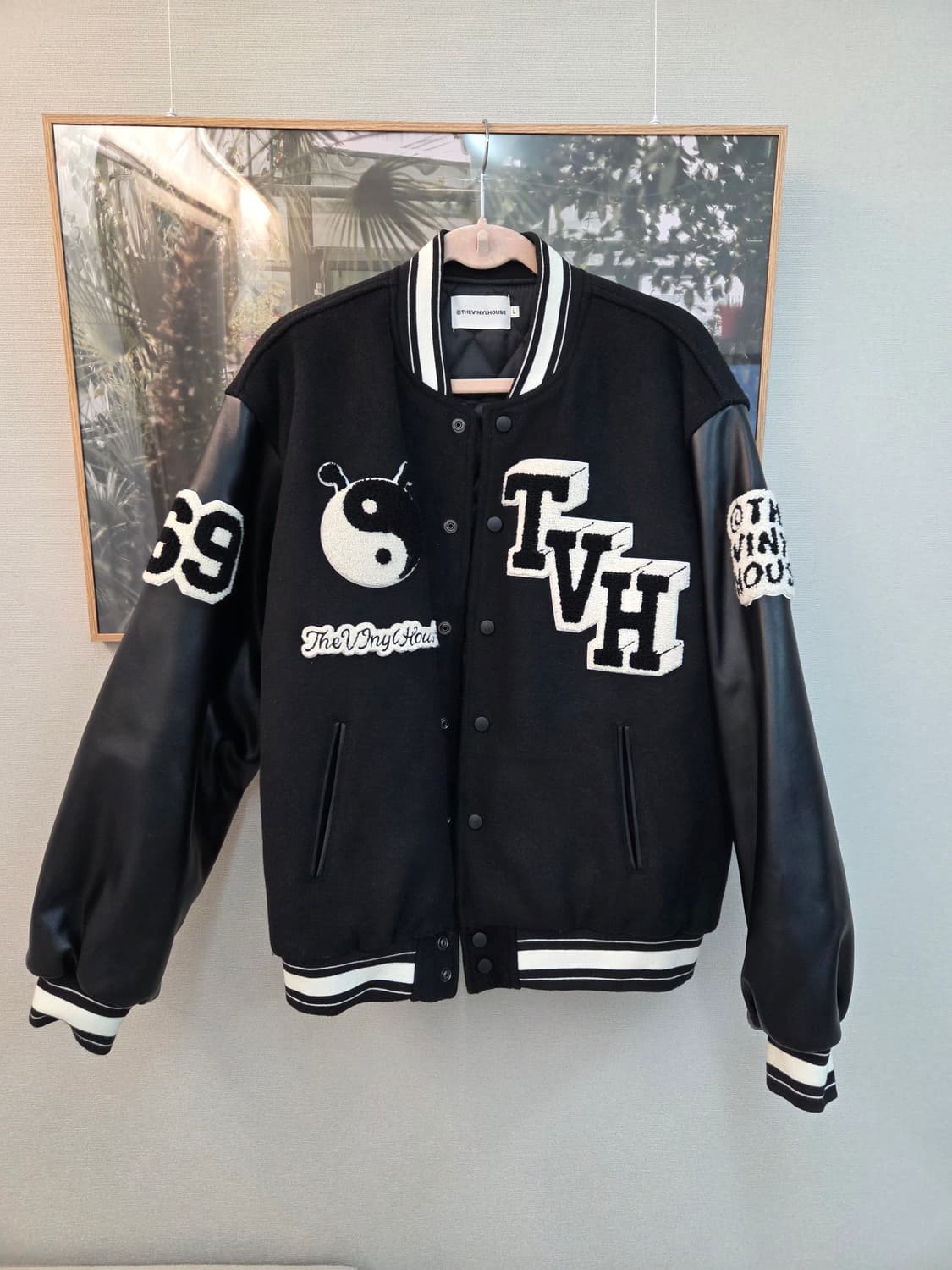 더바이닐하우스 음양 바시티 자켓 블랙 상품이미지1