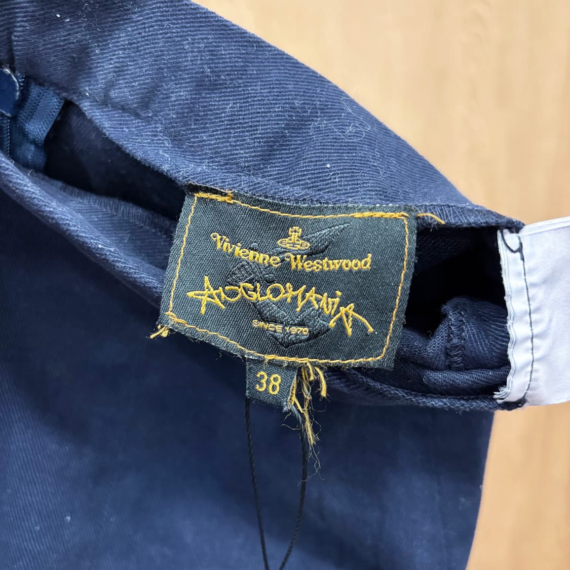 비비안웨스트우드 미디 스커트 밑단 플레어 실루엣 버튼 디테일 딥 네이비 상품이미지7