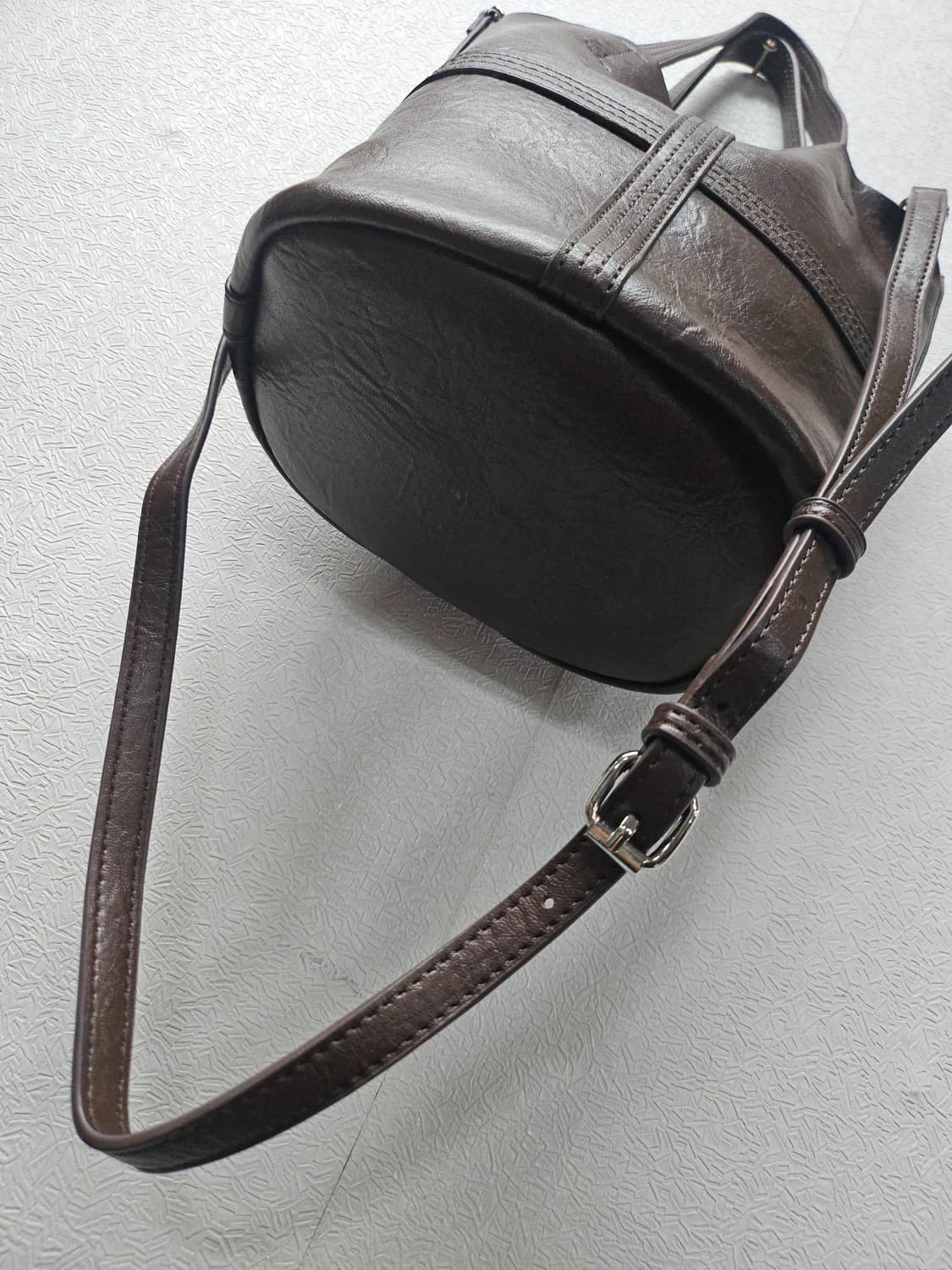 브라운 인조가죽 원통형 토드 크로스백 상품이미지3