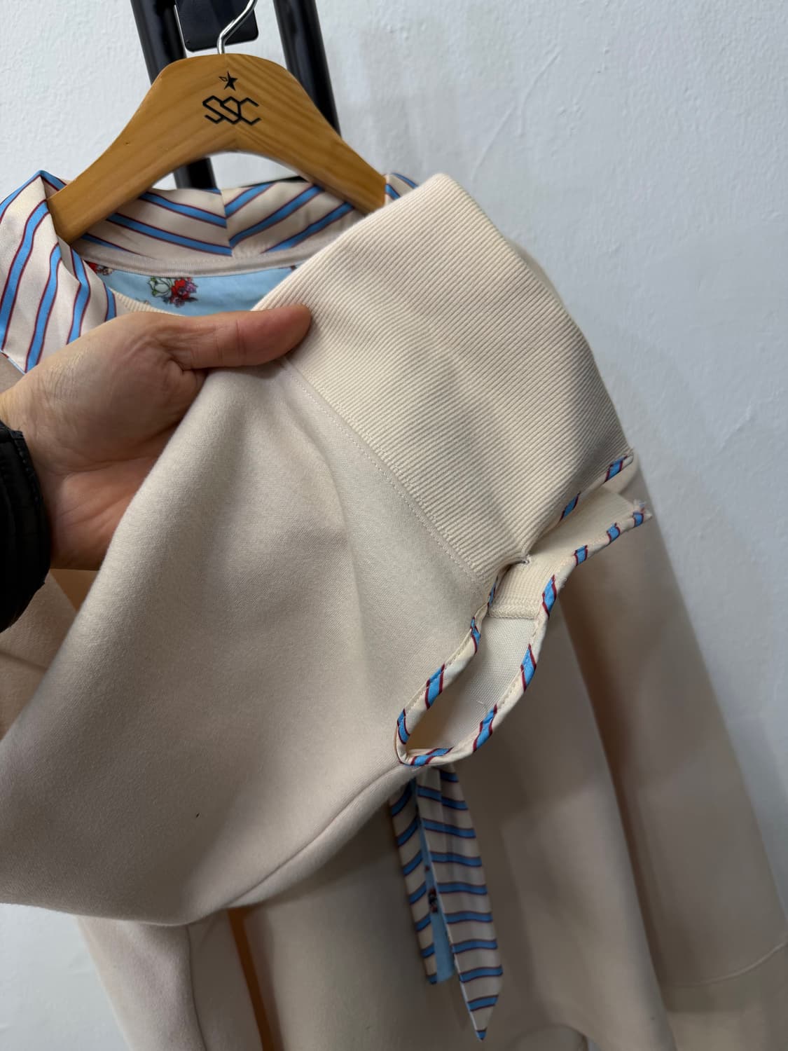 정품) 시스템 한섬 아이보리색 리본넥 블라우스 맨투맨 90 F 상품이미지4