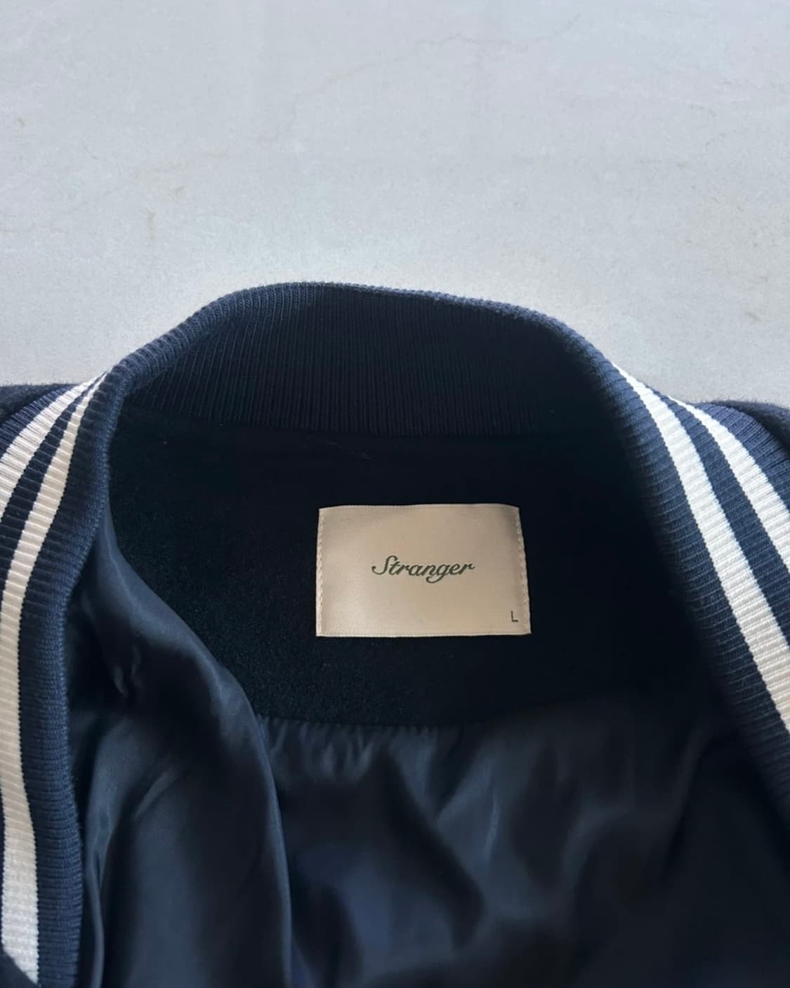 Stranger 스트레인져 레귤러핏 자수 울 바시티 재킷 (네이비) 상품이미지9