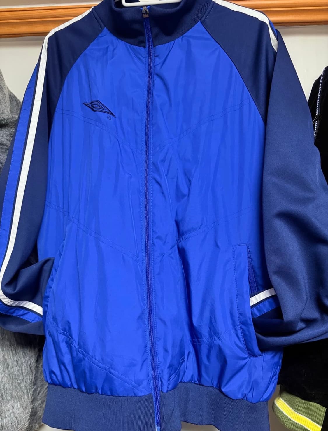 엄브로 올드스쿨 바람막이 상품이미지1