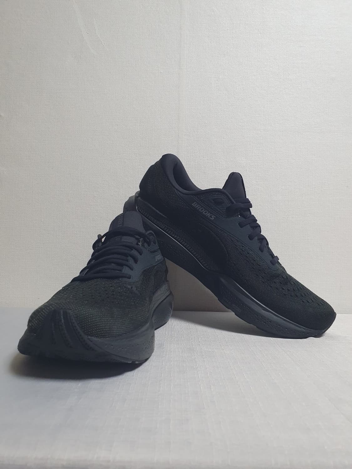 택포 300mm 브룩스 러닝화 아드레날린 GTS24 와이드 블랙 운동화 상품이미지3