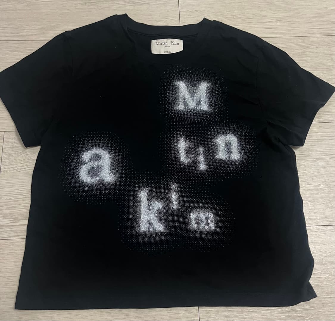 마뗑킴 BLURRED LOGO CROP TOP IN BLACK 상품이미지1