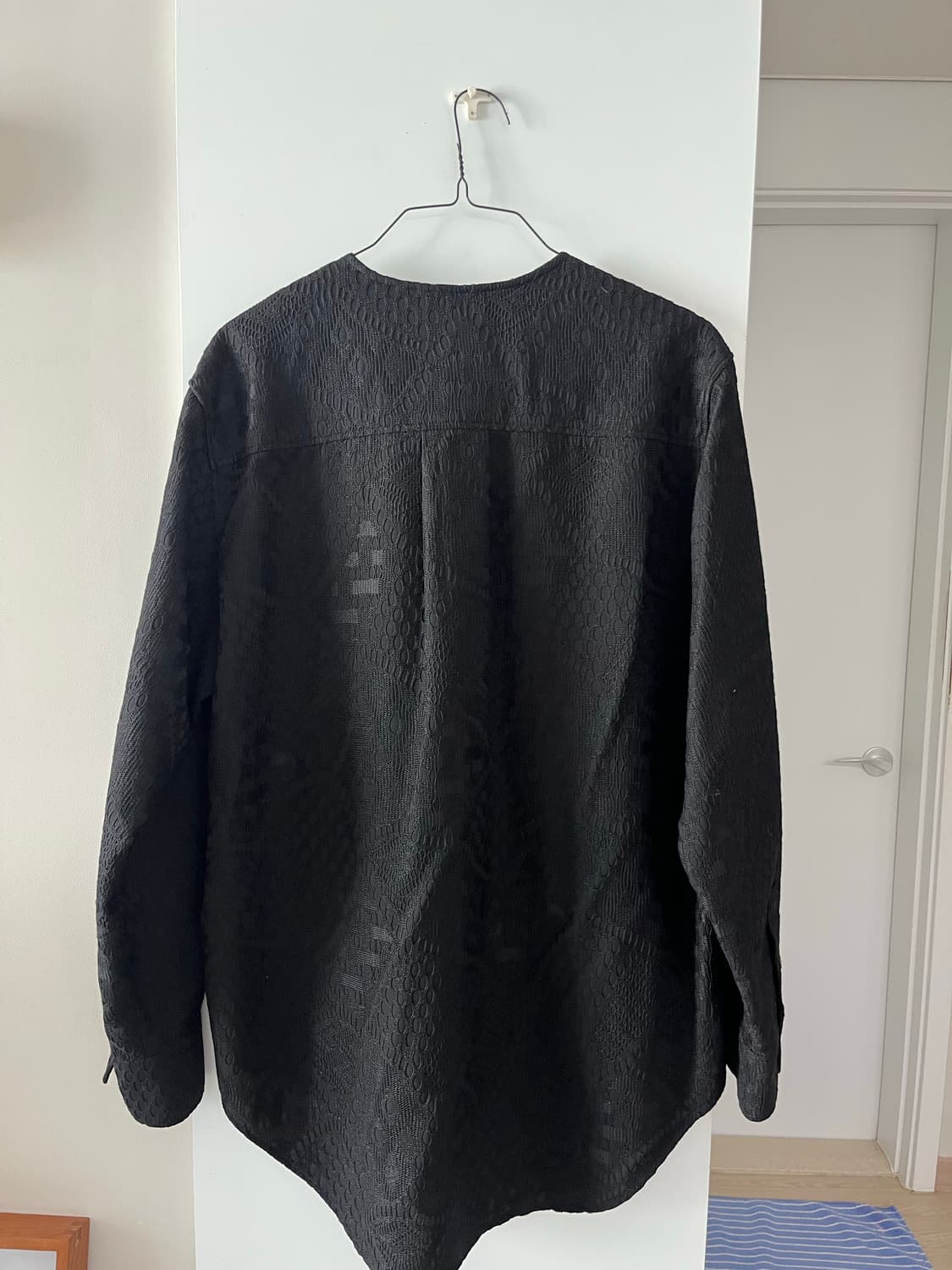 앤더슨벨 리프 자수 카라리스 셔츠 블랙 상품이미지4