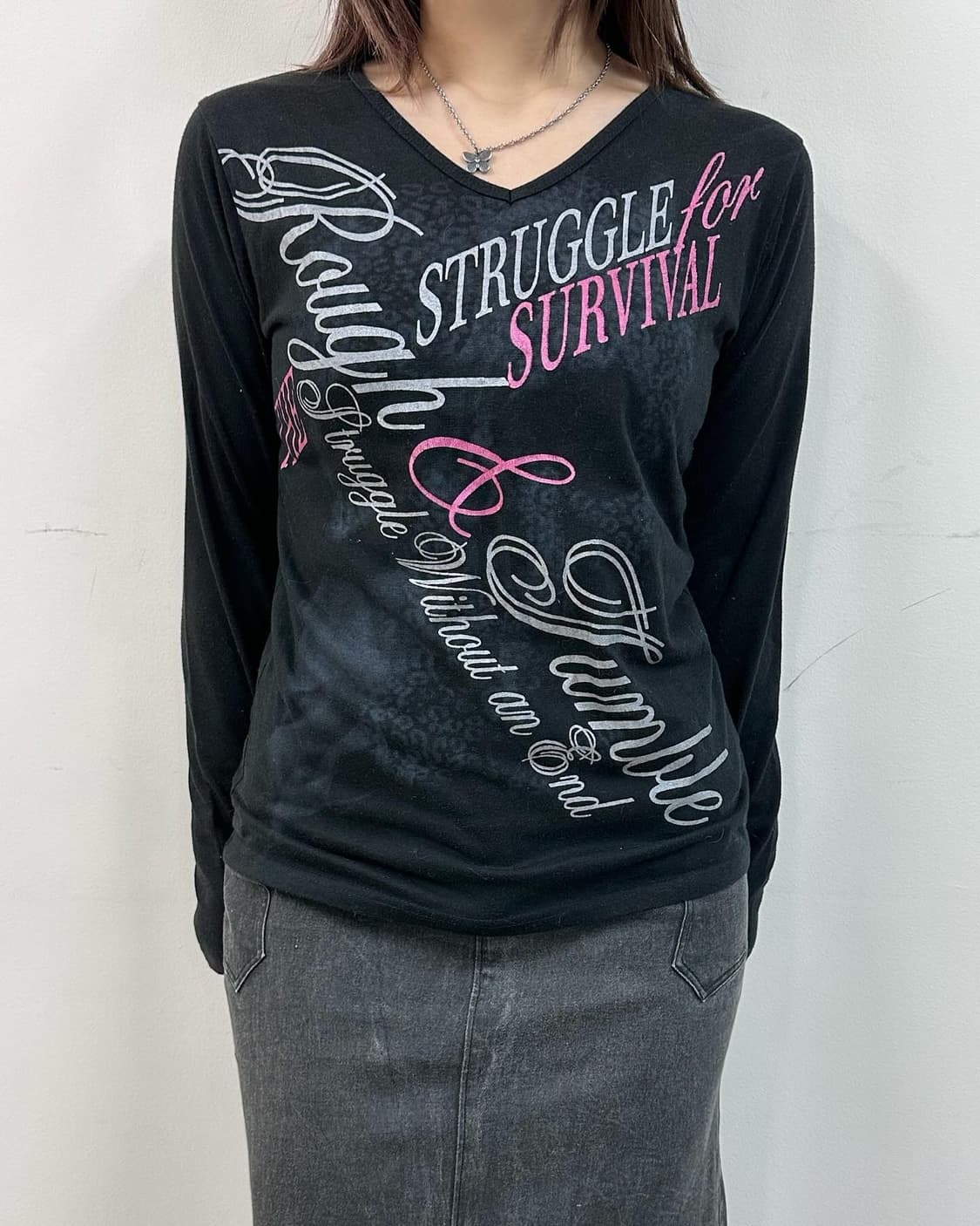 v-neck lettering long sleeve 상품이미지1
