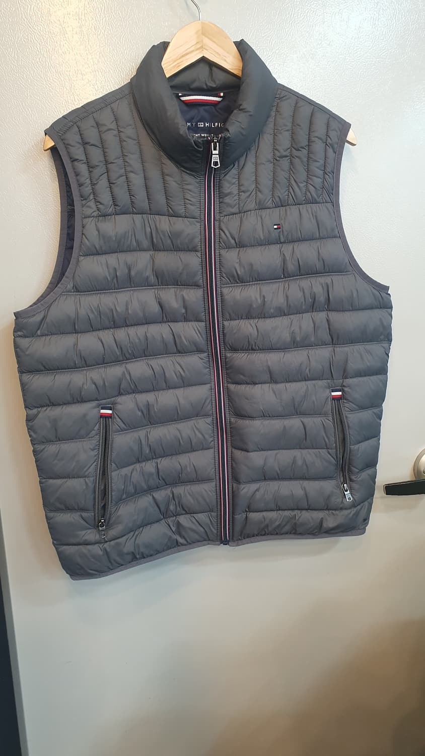 타미힐피거 남성 패딩 조끼 L사이즈입니다. 무난한 색상이라 어느 옷에도  상품이미지1