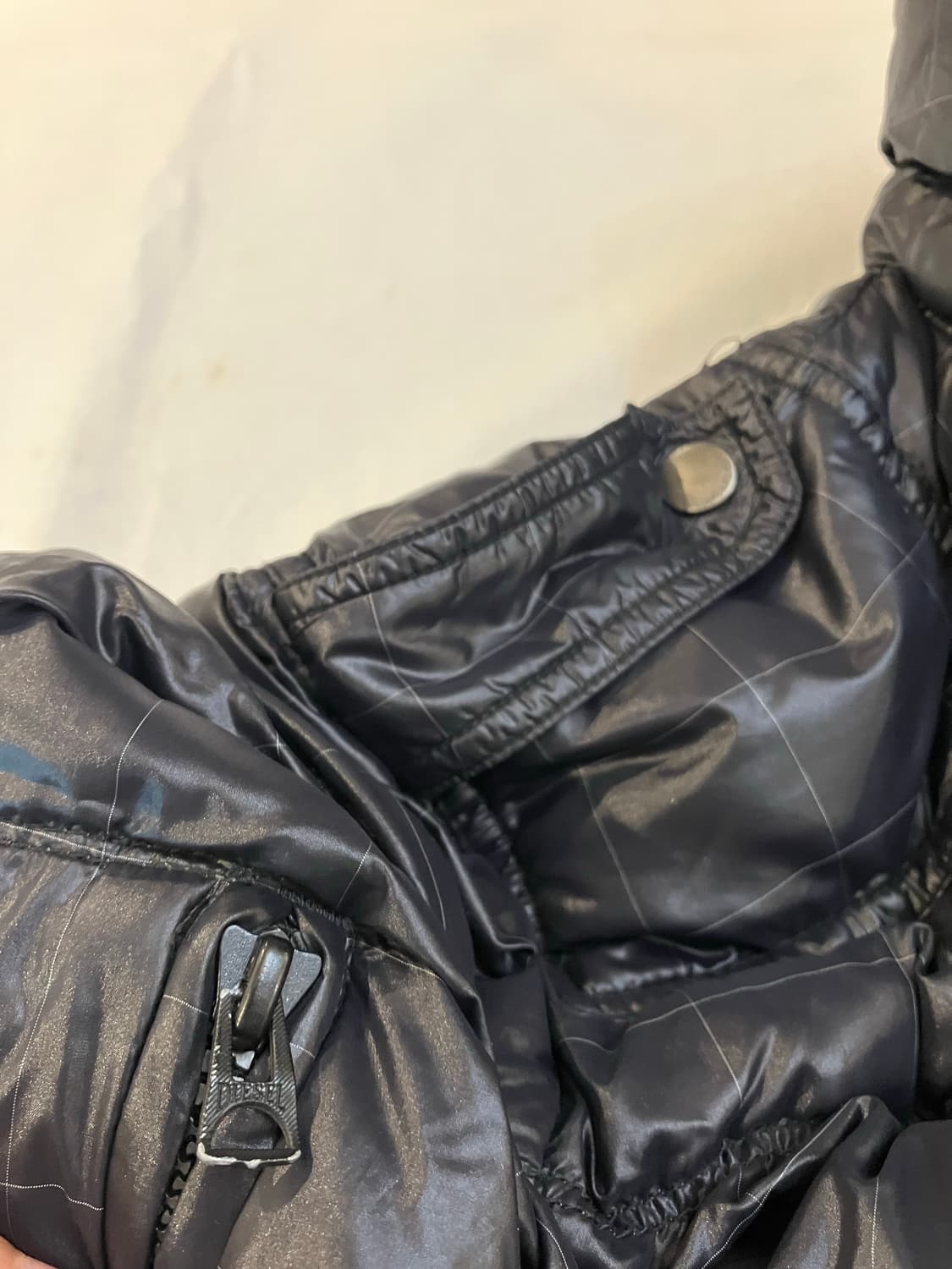 디젤 유광 멀티포켓 견장 체크패턴 숏패딩 블랙 상품이미지4