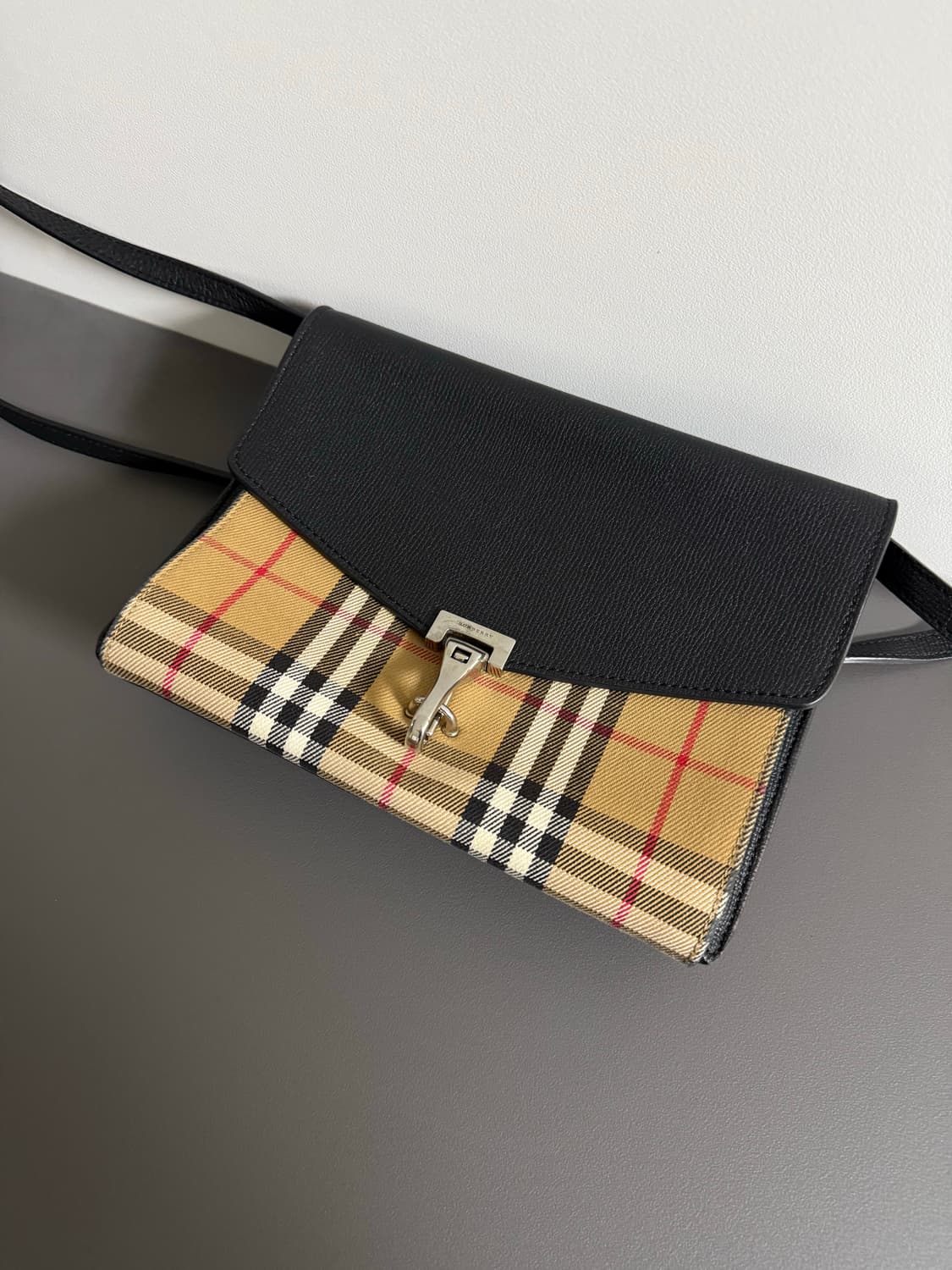 버버리 맥켄 크로스백 정품 상품이미지1