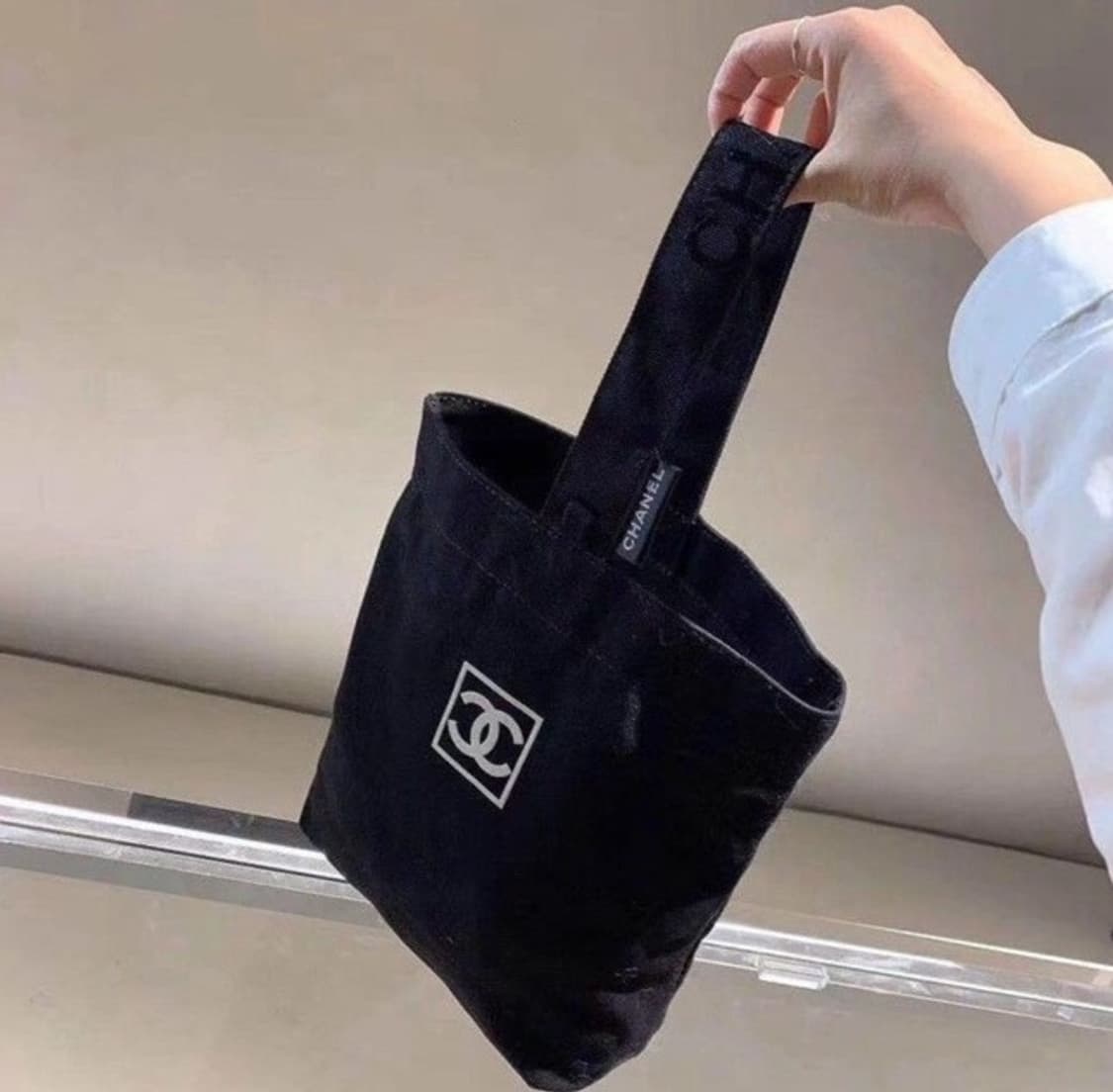 샤넬 노벨티 원핸들 에코백 블랙 상품이미지1