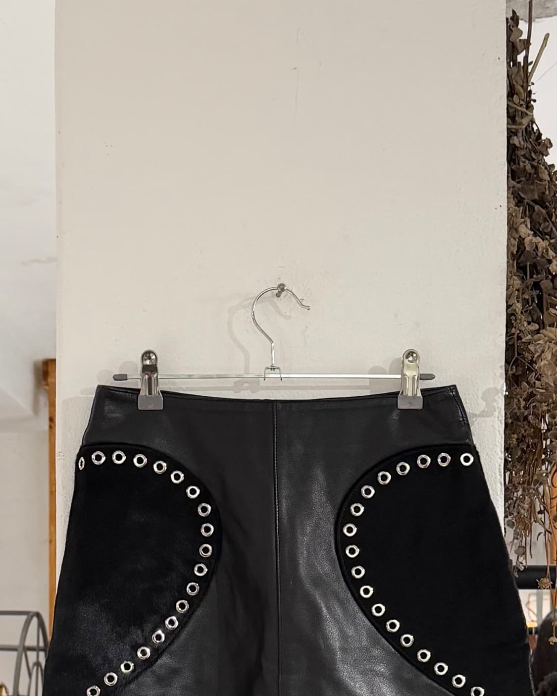마쥬 블랙 램스킨 레더 아일렛 하트 미니 스커트 상품이미지5