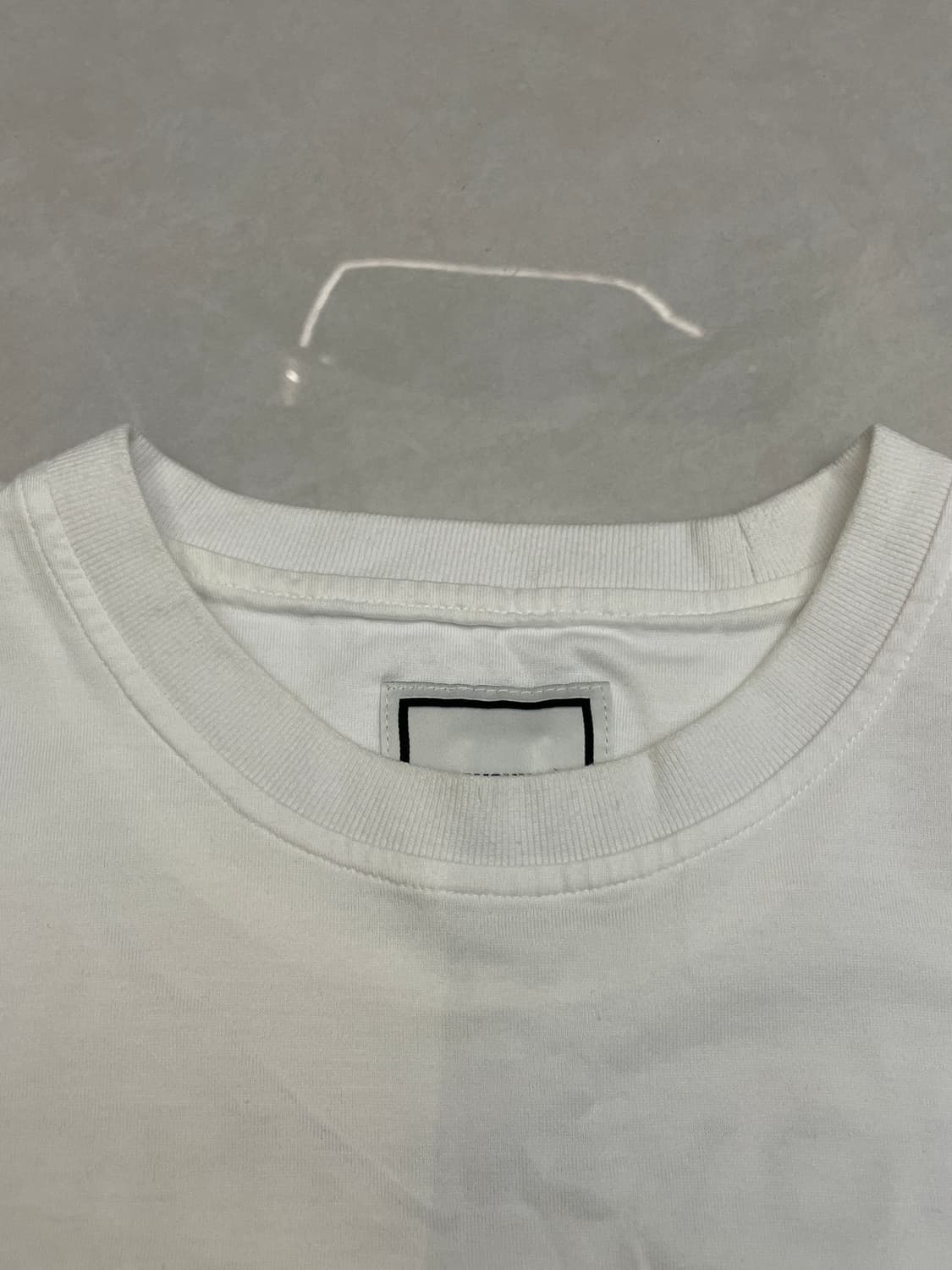 우영미 백로고 23SS 깃털 프린트 반팔티셔츠 화이트 상품이미지5